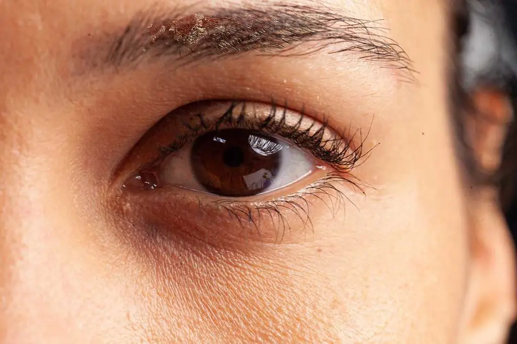 امرأة لديها قبعة المهد على حاجبيها