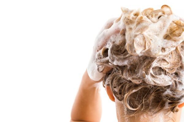 إذا كنت تعاني من أكزيما فروة الرأس ، فكم مرة يجب أن تغسل شعرك؟